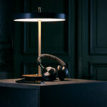 Product Photography © Simon Hallermann Still Life Bild, Produkt Bild einer Lampe und eines Kopfhörers