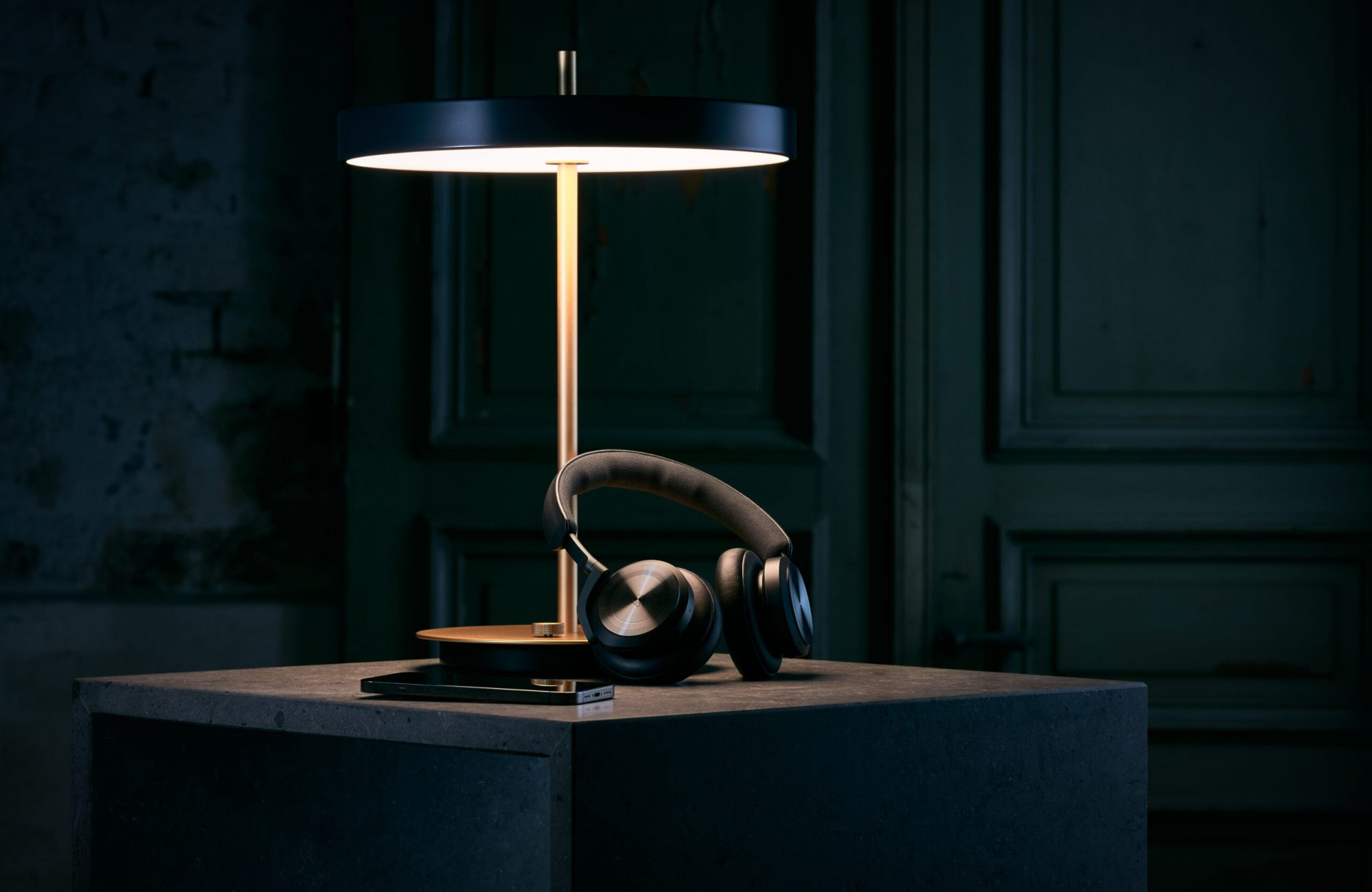 Product Photography © Simon Hallermann Still Life Bild, Produkt Bild einer Lampe und eines Kopfhörers